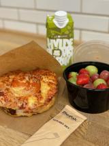 Nyhed: Frokost boks 1 m. pizzabolle, frugtmix og hyldedrik