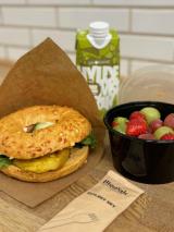Nyhed: Frokost boks 3 m. kyllingebagel, nøddemix og hyldedrik
