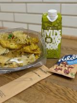 Nyhed: Frokost boks 4 m. kyllingepasta, nøddemix og hyldedrik